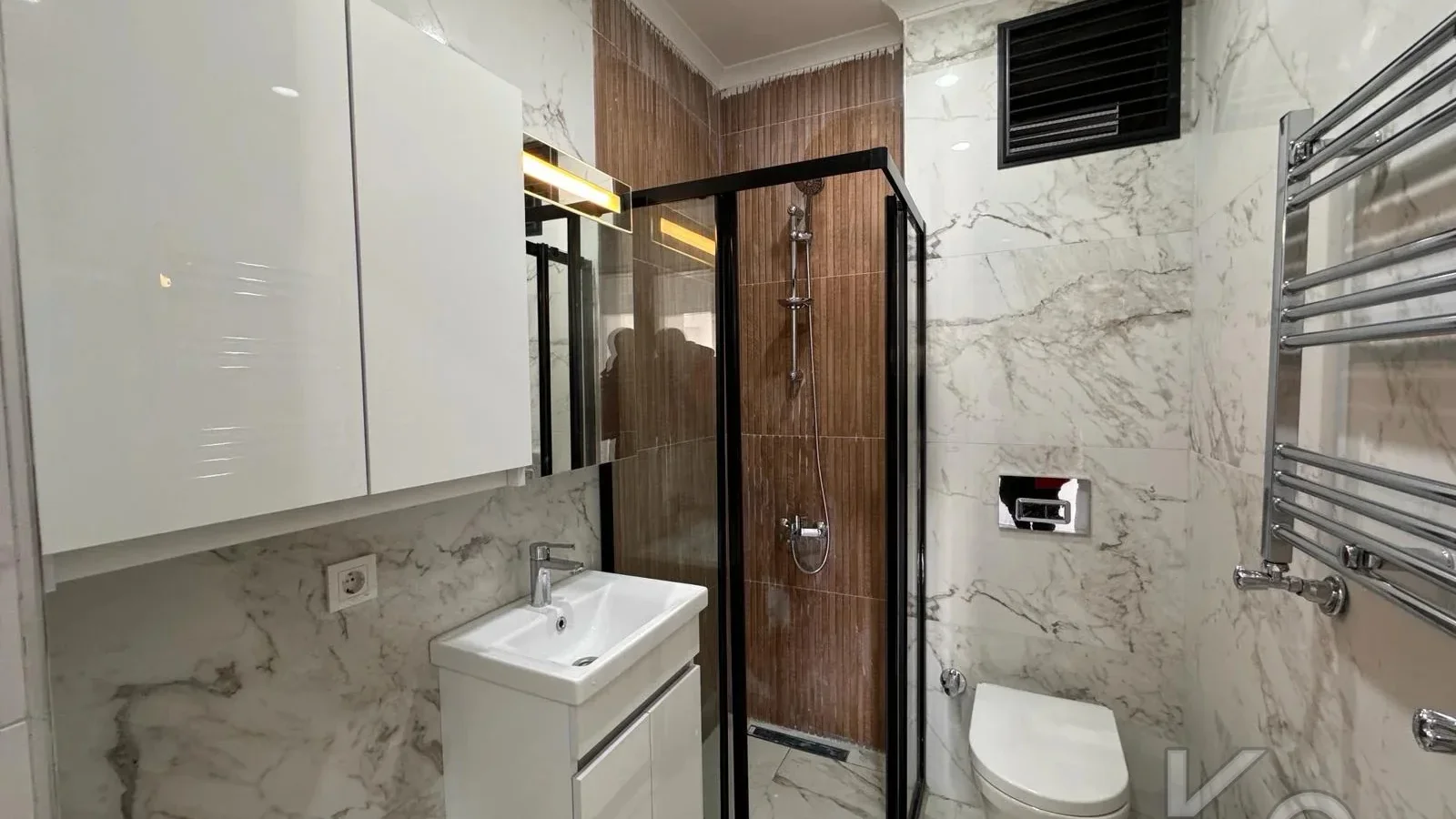 Laci̇vertcadde Feneryolu Ebeveynli̇ Balkonlu 2025 Sifir 92m² 3+1