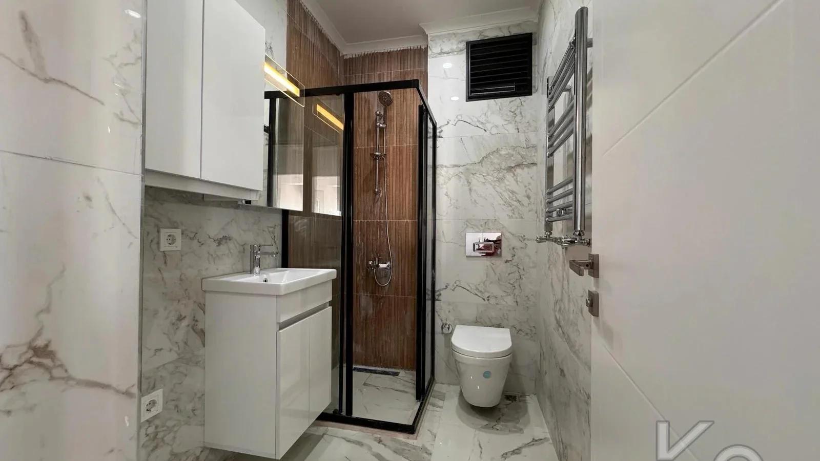 Laci̇vertcadde Feneryolu Ebeveynli̇ Balkonlu 2025 Sifir 92m² 3+1