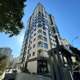 Laci̇vertcadde Feneryolu Ebeveynli̇ Balkonlu 2025 Sifir 92m² 3+1