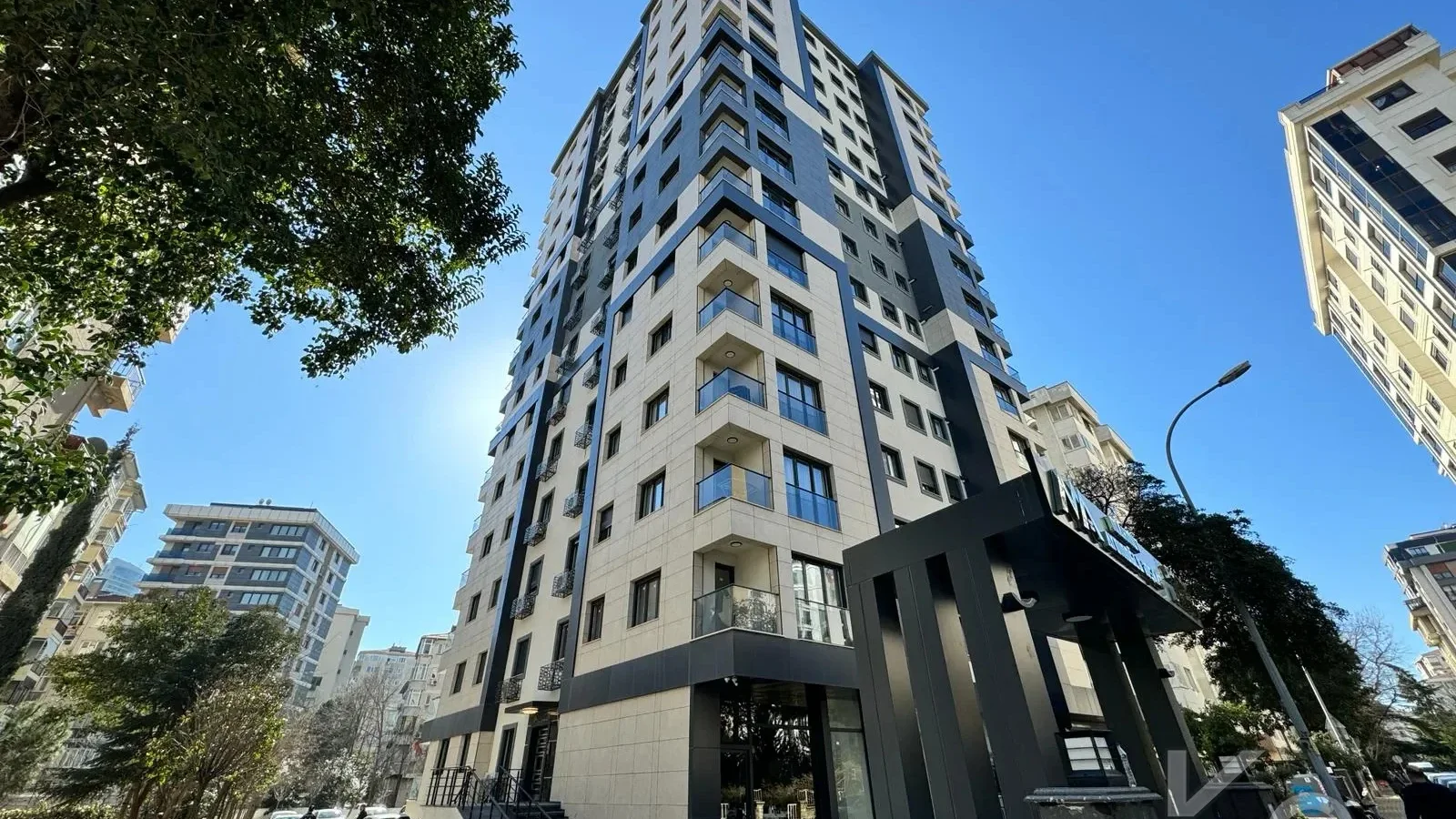 Laci̇vertcadde Feneryolu Ebeveynli̇ Balkonlu 2025 Sifir 92m² 3+1