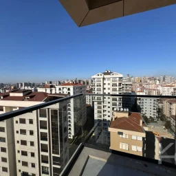 Laci̇vertcadde Feneryolu Ebeveynli̇ Balkonlu 2025 Sifir 92m² 3+1