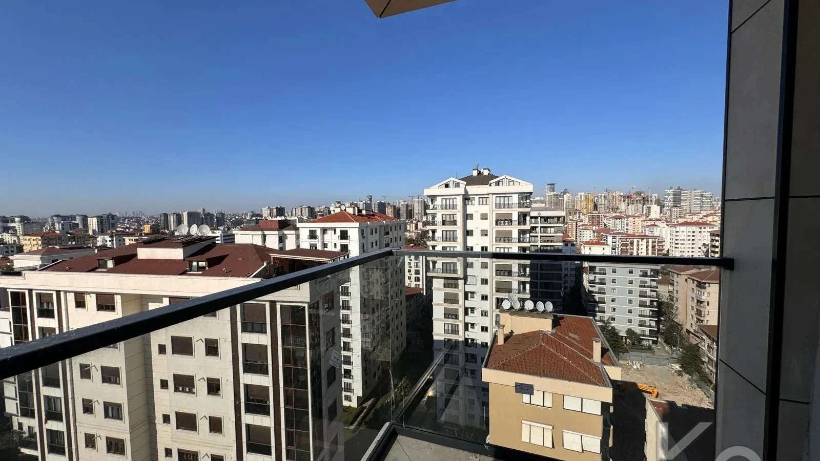 Laci̇vertcadde Feneryolu Ebeveynli̇ Balkonlu 2025 Sifir 92m² 3+1