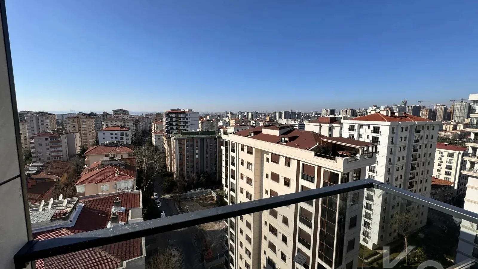 Laci̇vertcadde Feneryolu Ebeveynli̇ Balkonlu 2025 Sifir 92m² 3+1