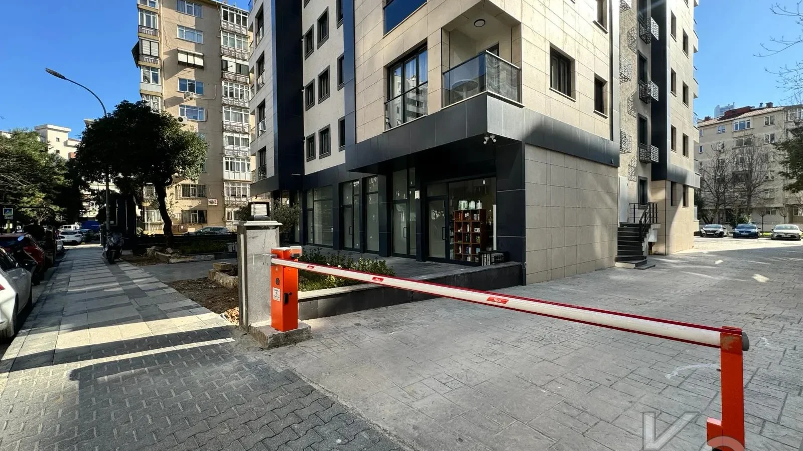 Laci̇vertcadde Feneryolu Ebeveynli̇ Balkonlu 2025 Sifir 92m² 3+1