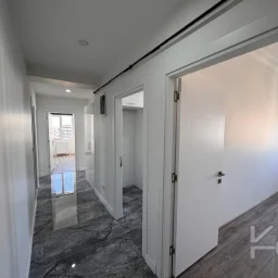 Laci̇vertcadde Feneryolu Ebeveynli̇ Balkonlu 2025 Sifir 92m² 3+1