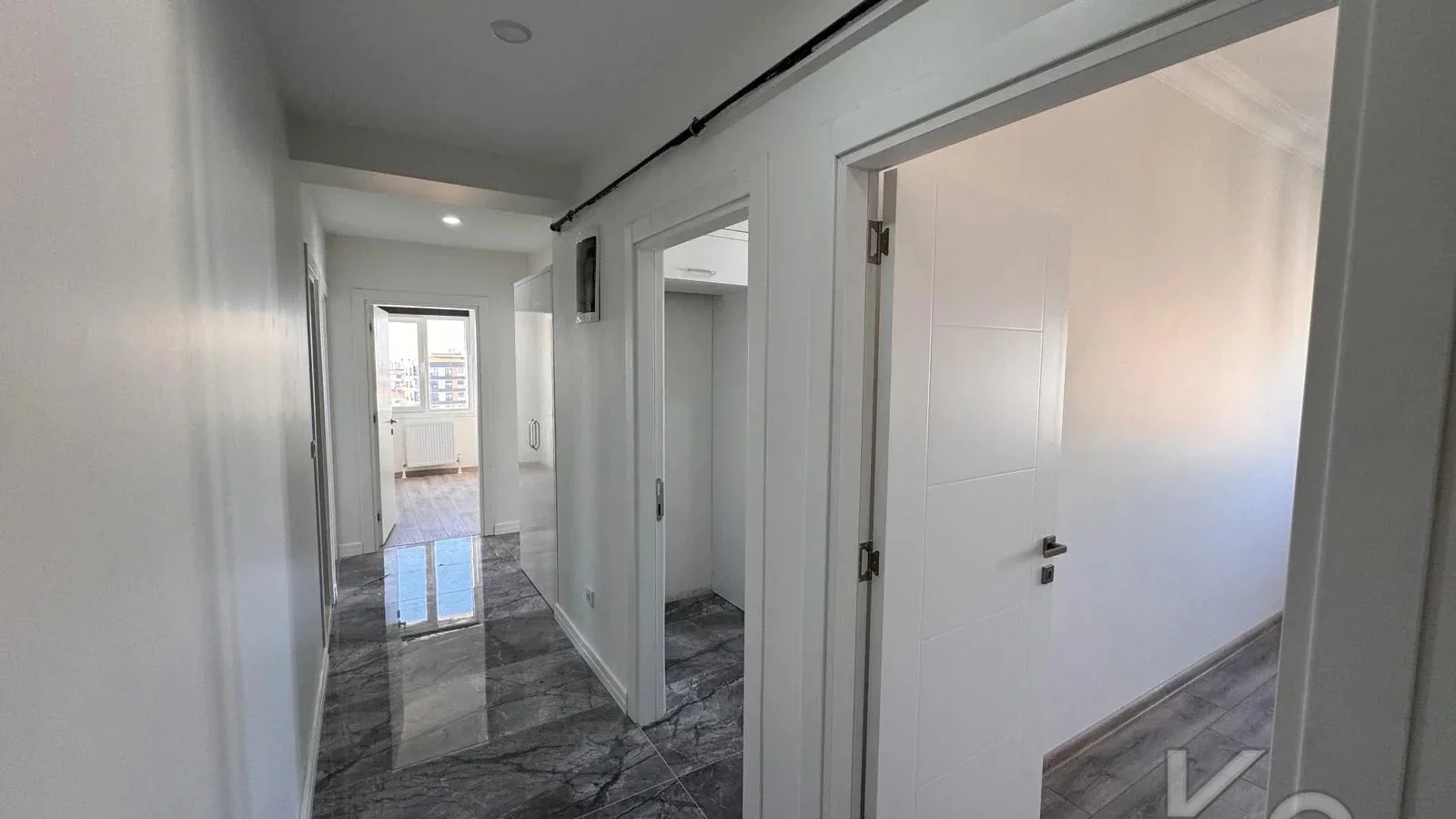 Laci̇vertcadde Feneryolu Ebeveynli̇ Balkonlu 2025 Sifir 92m² 3+1