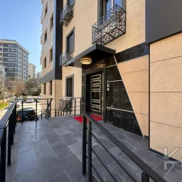 Laci̇vertcadde Feneryolu Ebeveynli̇ Balkonlu 2025 Sifir 92m² 3+1