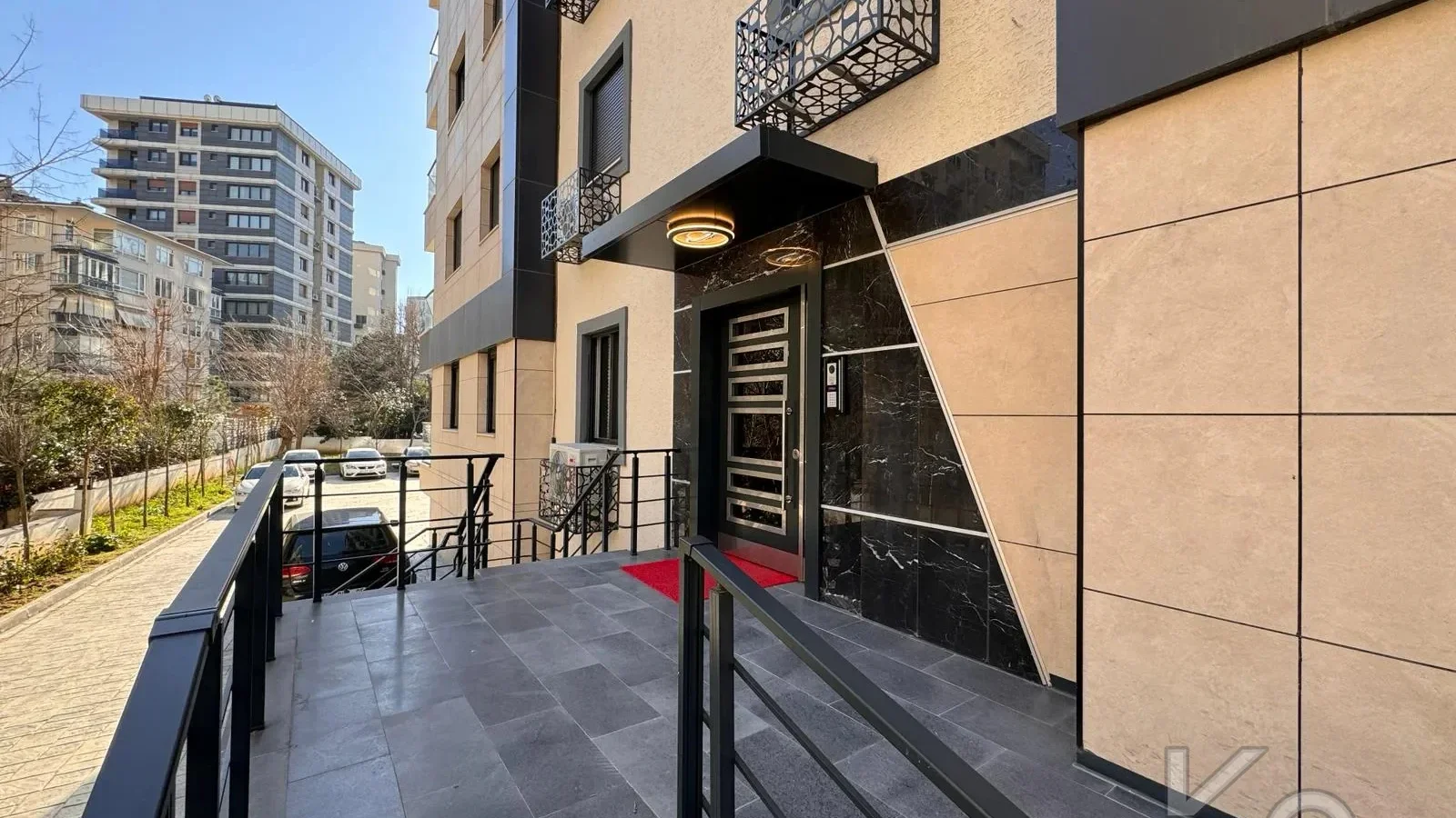 Laci̇vertcadde Feneryolu Ebeveynli̇ Balkonlu 2025 Sifir 92m² 3+1