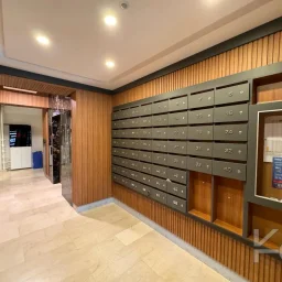 Laci̇vertcadde Feneryolu Ebeveynli̇ Balkonlu 2025 Sifir 92m² 3+1