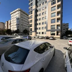 Laci̇vertcadde Feneryolu Ebeveynli̇ Balkonlu 2025 Sifir 92m² 3+1