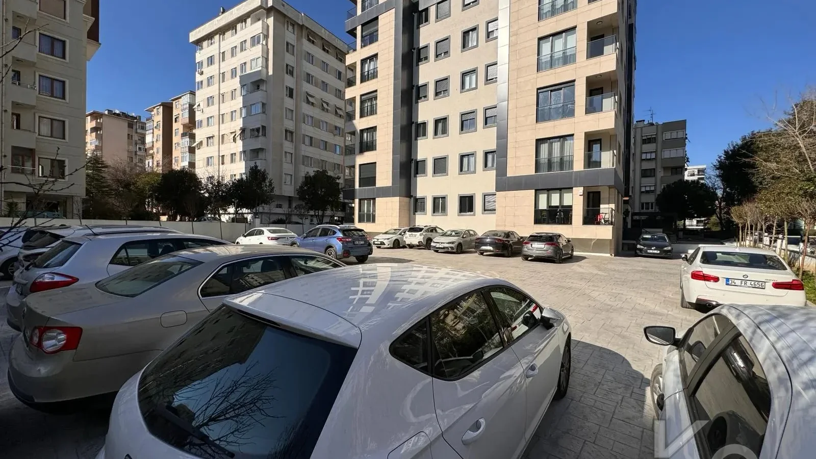 Laci̇vertcadde Feneryolu Ebeveynli̇ Balkonlu 2025 Sifir 92m² 3+1