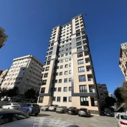 Laci̇vertcadde Feneryolu Ebeveynli̇ Balkonlu 2025 Sifir 92m² 3+1