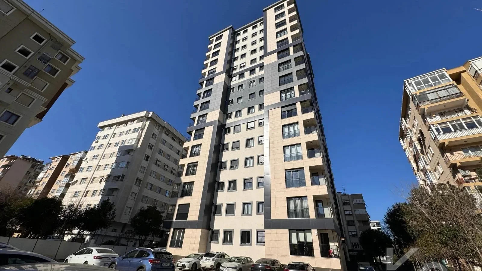 Laci̇vertcadde Feneryolu Ebeveynli̇ Balkonlu 2025 Sifir 92m² 3+1