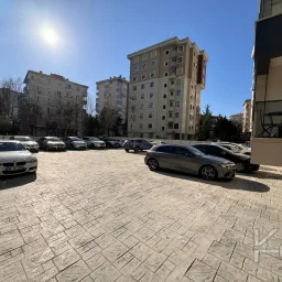 Laci̇vertcadde Feneryolu Ebeveynli̇ Balkonlu 2025 Sifir 92m² 3+1