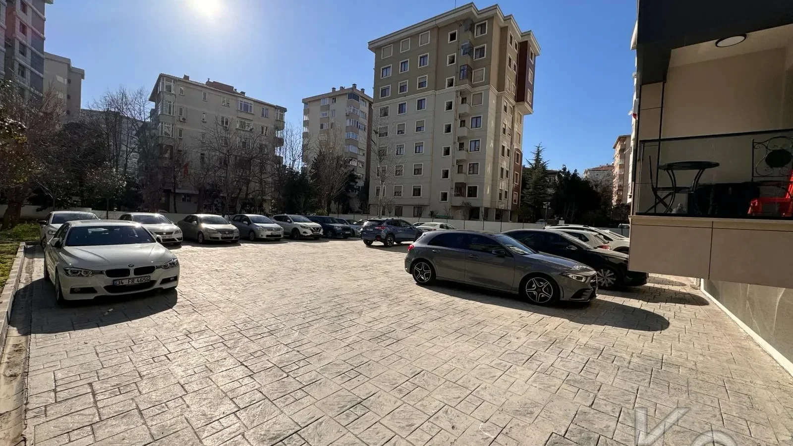 Laci̇vertcadde Feneryolu Ebeveynli̇ Balkonlu 2025 Sifir 92m² 3+1