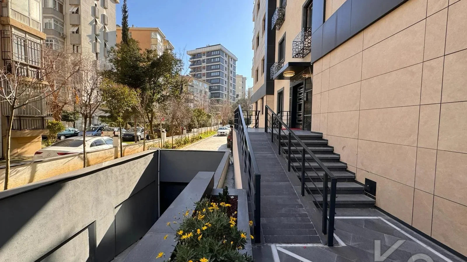 Laci̇vertcadde Feneryolu Ebeveynli̇ Balkonlu 2025 Sifir 92m² 3+1