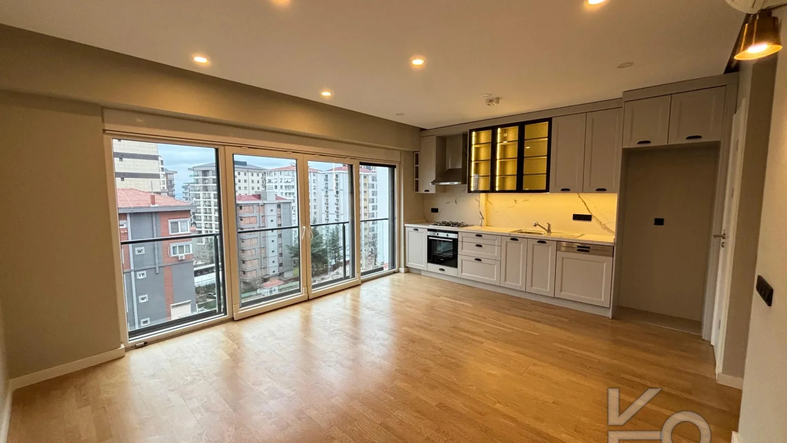 Laci̇vert Cadde Caddebostan Sahi̇lde Kısmi̇ Deni̇z Manzaralı Ara Kat Dubleks Dai̇re 1+1 58m² Net