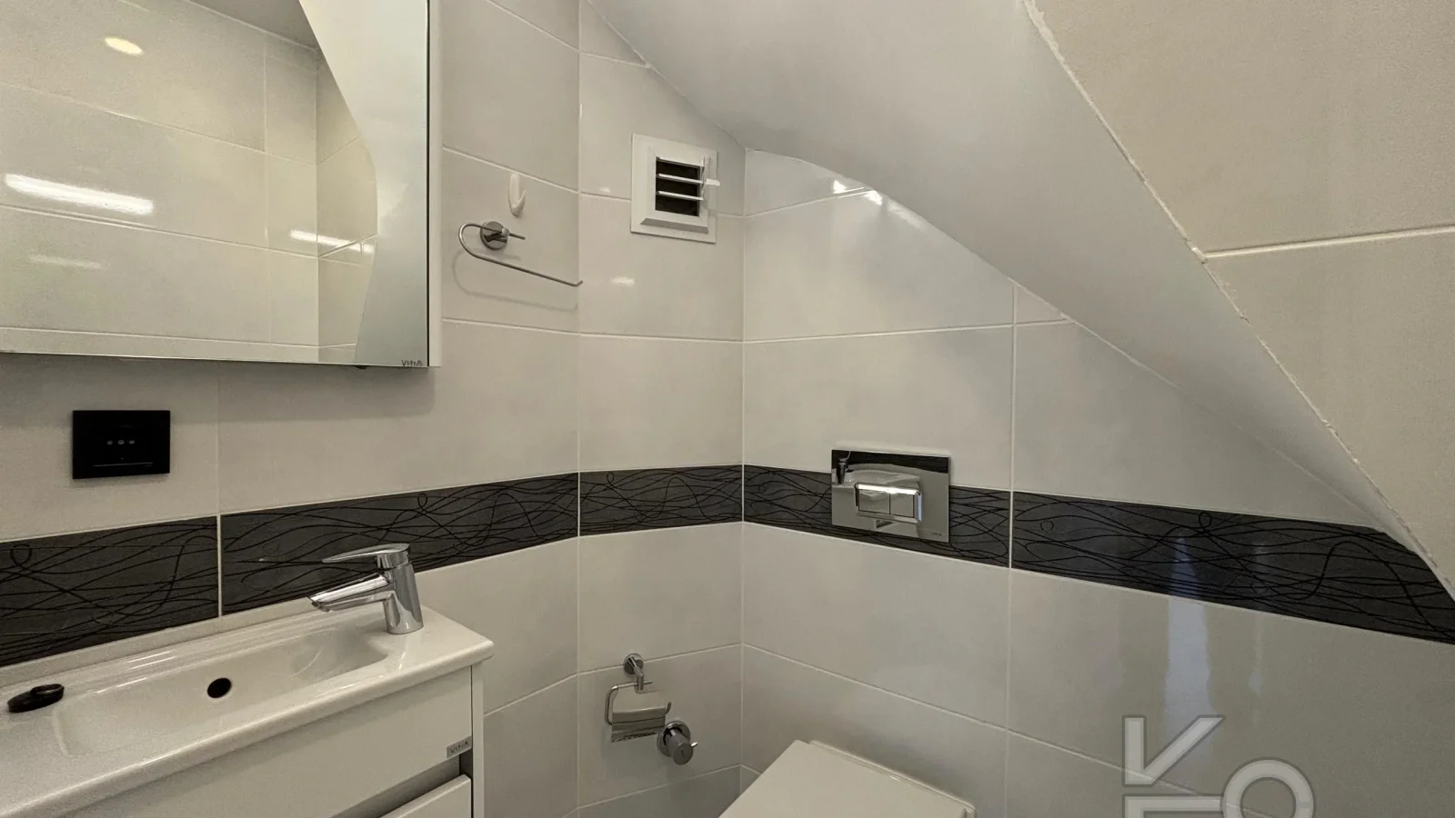 Laci̇vert Cadde Caddebostan Sahi̇lde Kısmi̇ Deni̇z Manzaralı Ara Kat Dubleks Dai̇re 1+1 58m² Net