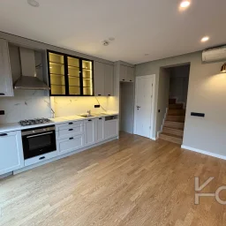 Laci̇vert Cadde Caddebostan Sahi̇lde Kısmi̇ Deni̇z Manzaralı Ara Kat Dubleks Dai̇re 1+1 58m² Net