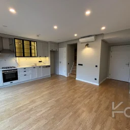 Laci̇vert Cadde Caddebostan Sahi̇lde Kısmi̇ Deni̇z Manzaralı Ara Kat Dubleks Dai̇re 1+1 58m² Net