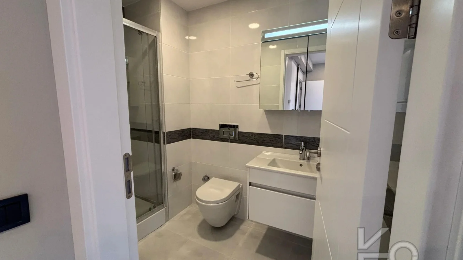 Laci̇vert Cadde Caddebostan Sahi̇lde Kısmi̇ Deni̇z Manzaralı Ara Kat Dubleks Dai̇re 1+1 58m² Net