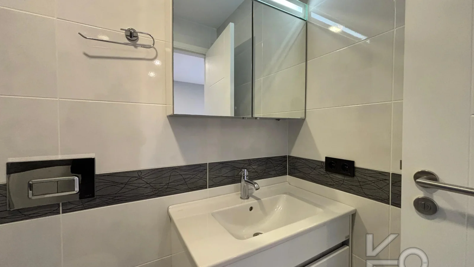 Laci̇vert Cadde Caddebostan Sahi̇lde Kısmi̇ Deni̇z Manzaralı Ara Kat Dubleks Dai̇re 1+1 58m² Net
