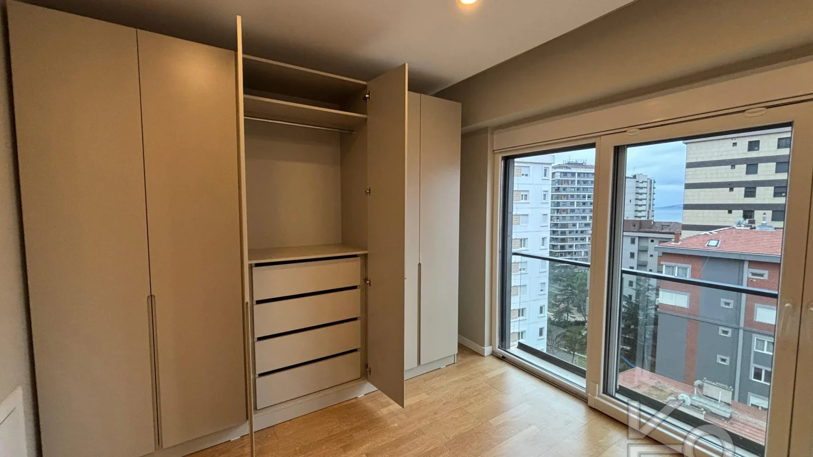 Laci̇vert Cadde Caddebostan Sahi̇lde Kısmi̇ Deni̇z Manzaralı Ara Kat Dubleks Dai̇re 1+1 58m² Net