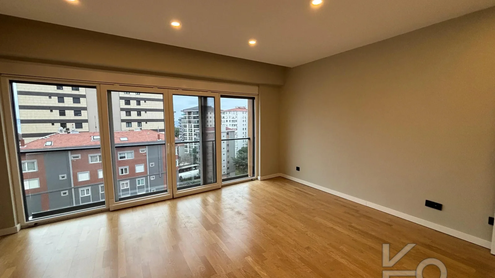 Laci̇vert Cadde Caddebostan Sahi̇lde Kısmi̇ Deni̇z Manzaralı Ara Kat Dubleks Dai̇re 1+1 58m² Net