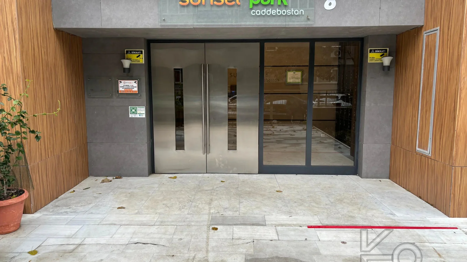 Laci̇vert Cadde Caddebostan Sahi̇lde Kısmi̇ Deni̇z Manzaralı Ara Kat Dubleks Dai̇re 1+1 58m² Net