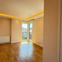 Academy Erenköy Bağdat Caddesine Yakın Balkonlu E.banyolu Boş 3+1