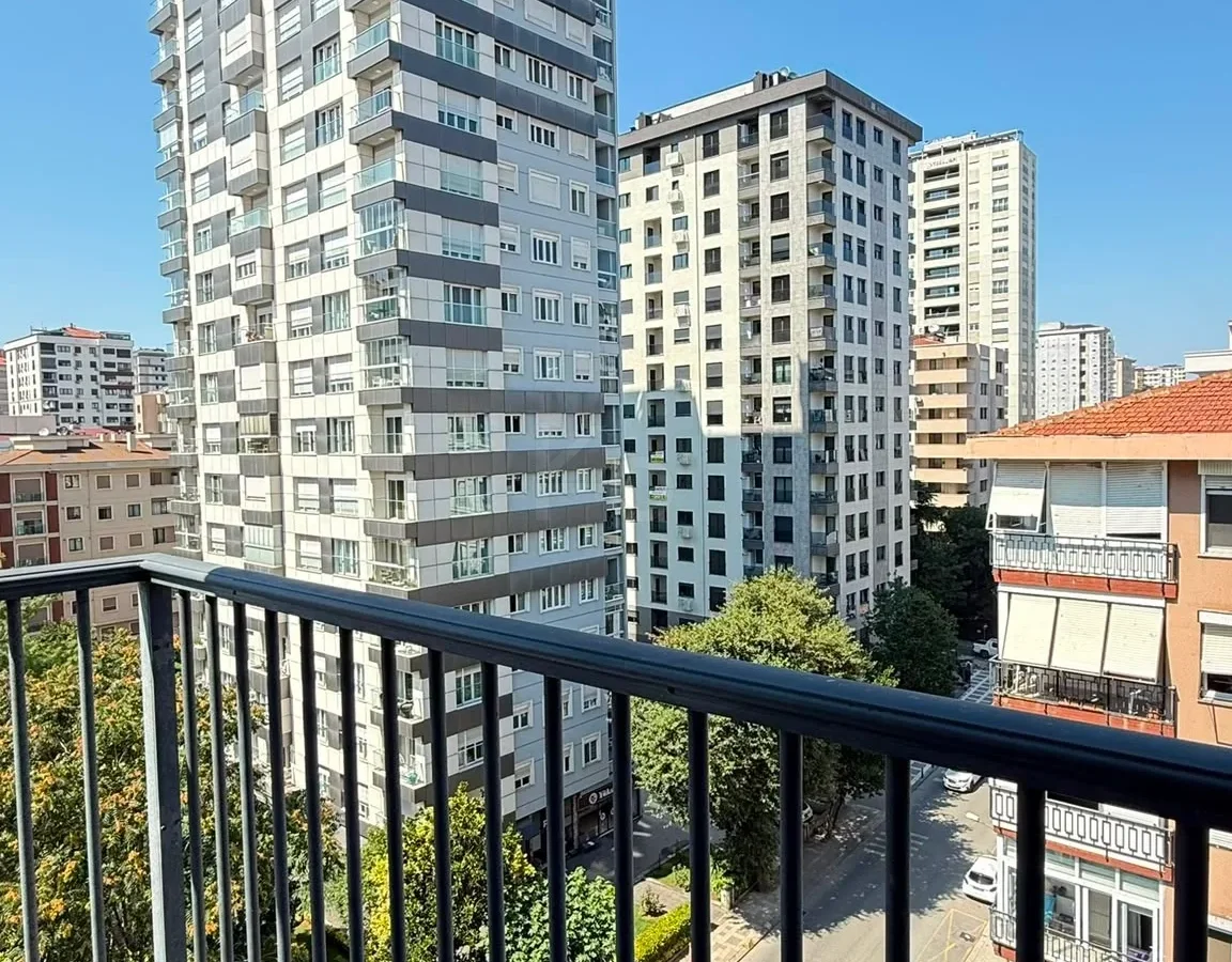 Academy Erenköy Bağdat Caddesine Yakın Balkonlu E.banyolu Boş 3+1