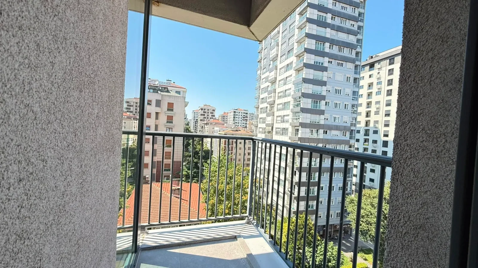 Academy Erenköy Bağdat Caddesine Yakın Balkonlu E.banyolu Boş 3+1