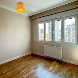 Academy Erenköy Bağdat Caddesine Yakın Balkonlu E.banyolu Boş 3+1