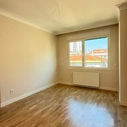 Academy Erenköy Bağdat Caddesine Yakın Balkonlu E.banyolu Boş 3+1