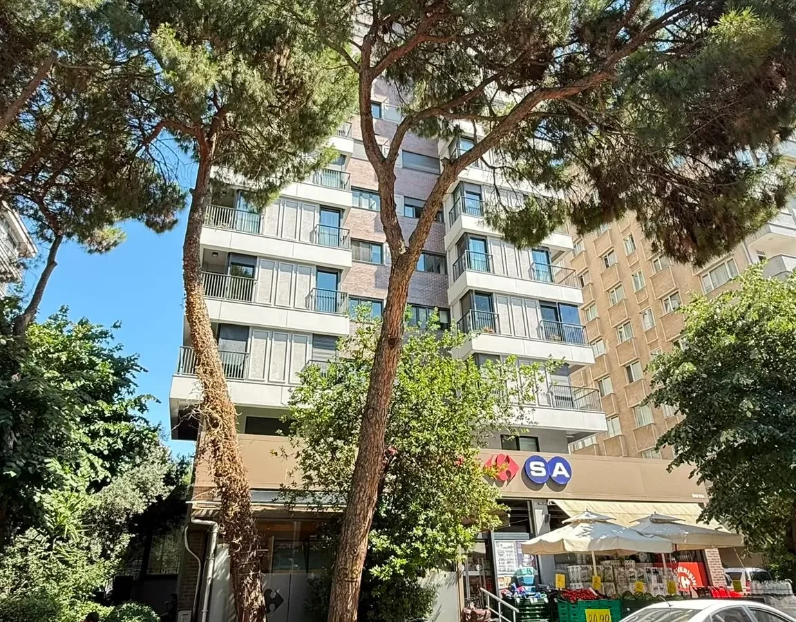 Academy Erenköy Bağdat Caddesine Yakın Balkonlu E.banyolu Boş 3+1