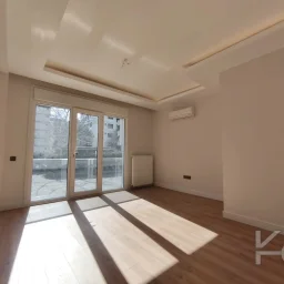Academy Suadi̇ye Bağdat Caddesi̇ne Yakin Yüksek Gi̇ri̇ş Renöveli̇ 75m2 Net 2+1
