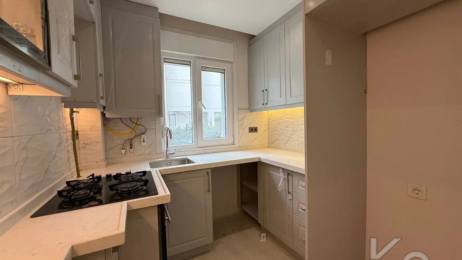 Academy Suadi̇ye Bağdat Caddesi̇ne Yakin Yüksek Gi̇ri̇ş Renöveli̇ 75m2 Net 2+1
