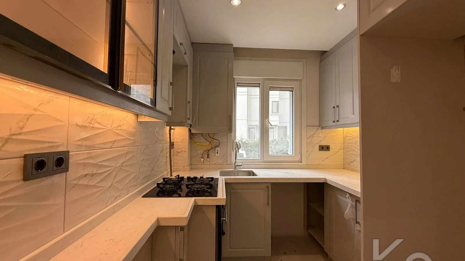 Academy Suadi̇ye Bağdat Caddesi̇ne Yakin Yüksek Gi̇ri̇ş Renöveli̇ 75m2 Net 2+1