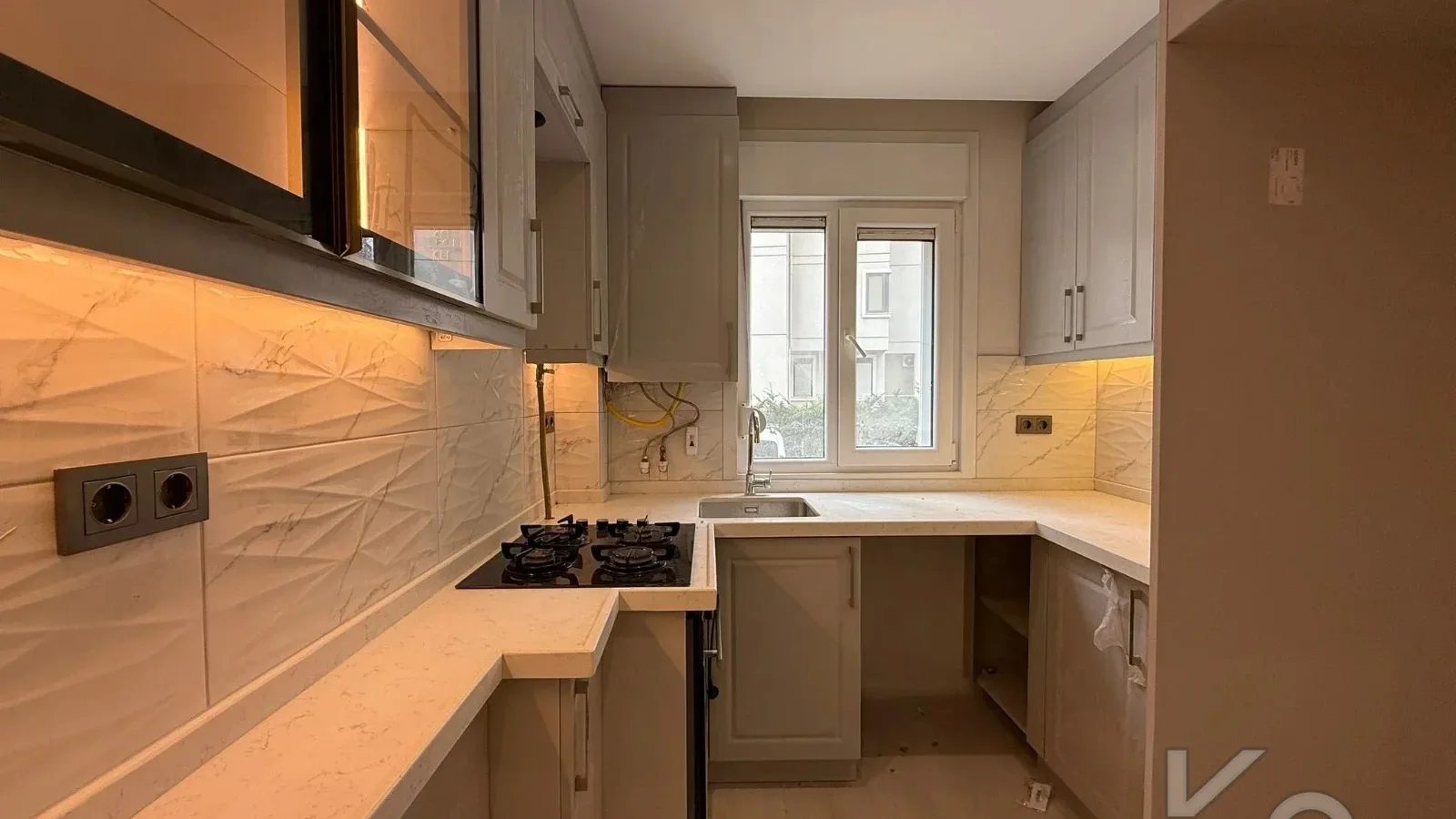 Academy Suadi̇ye Bağdat Caddesi̇ne Yakin Yüksek Gi̇ri̇ş Renöveli̇ 75m2 Net 2+1