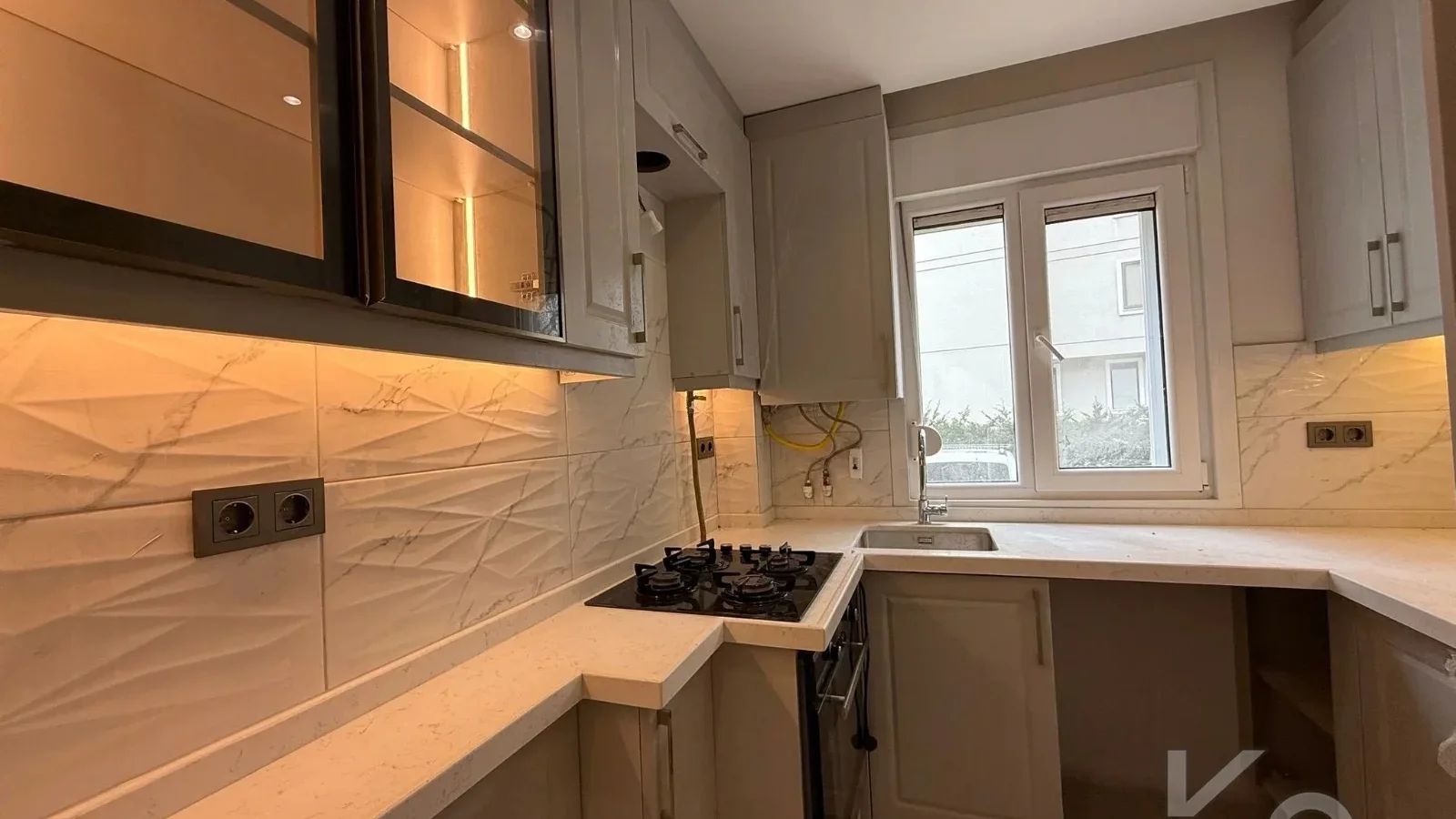 Academy Suadi̇ye Bağdat Caddesi̇ne Yakin Yüksek Gi̇ri̇ş Renöveli̇ 75m2 Net 2+1