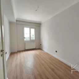 Academy Suadi̇ye Bağdat Caddesi̇ne Yakin Yüksek Gi̇ri̇ş Renöveli̇ 75m2 Net 2+1