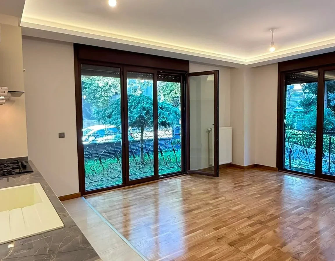 Academy Göztepe Bahariyeli Sokakta Bağdat'a Yakın 100m2 2+1 Balkonlu
