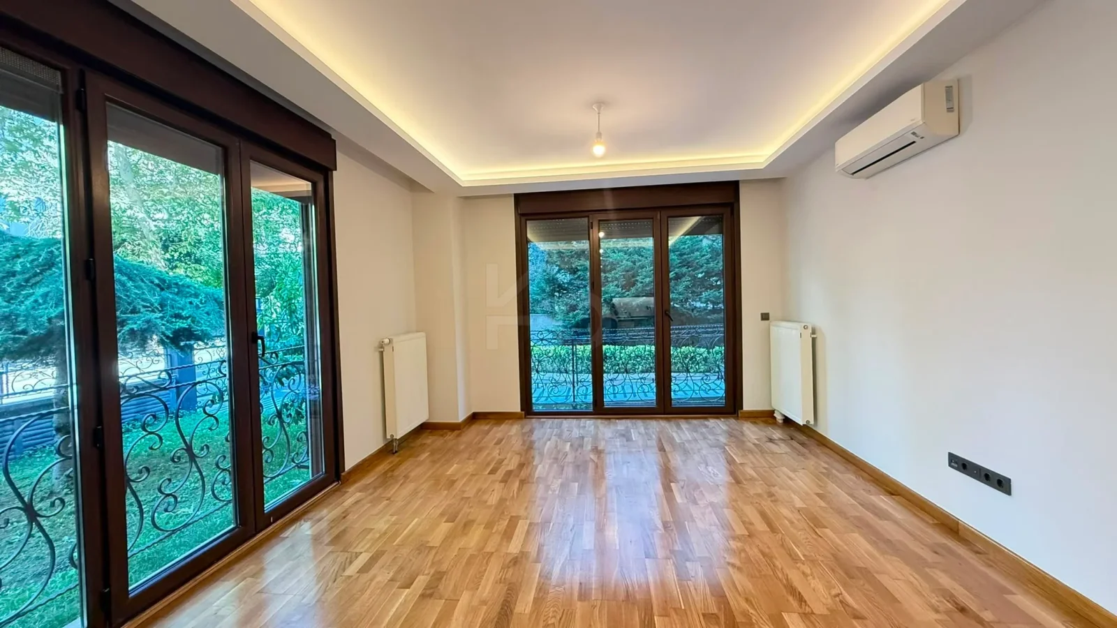 Academy Göztepe Bahariyeli Sokakta Bağdat'a Yakın 100m2 2+1 Balkonlu