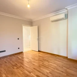 Academy Göztepe Bahariyeli Sokakta Bağdat'a Yakın 100m2 2+1 Balkonlu