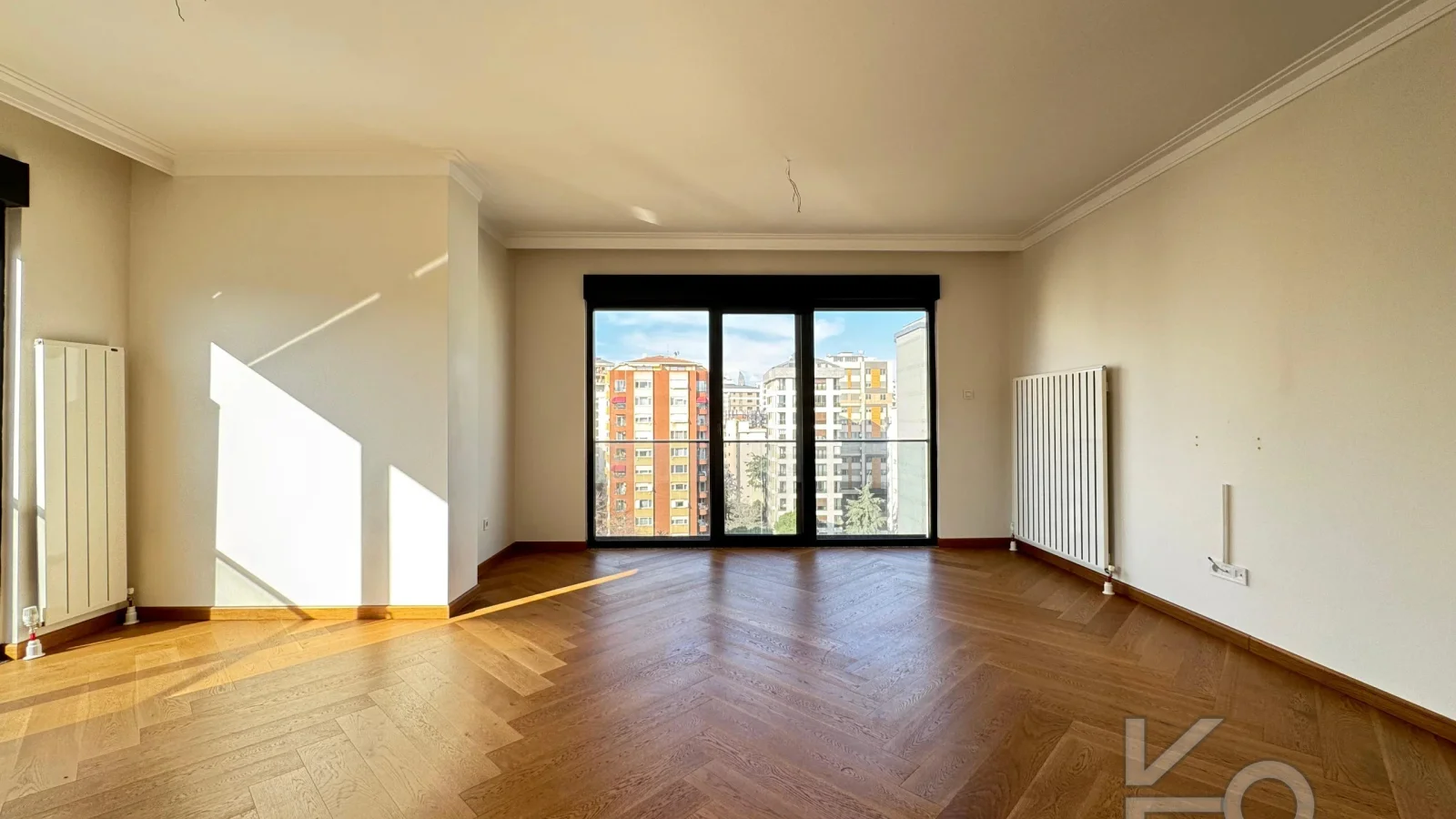 Laci̇vert Cadde Suadi̇ye'de Bağdat Caddesi̇'ne Ve Sahi̇le Yakin Net 100 M² 3+1