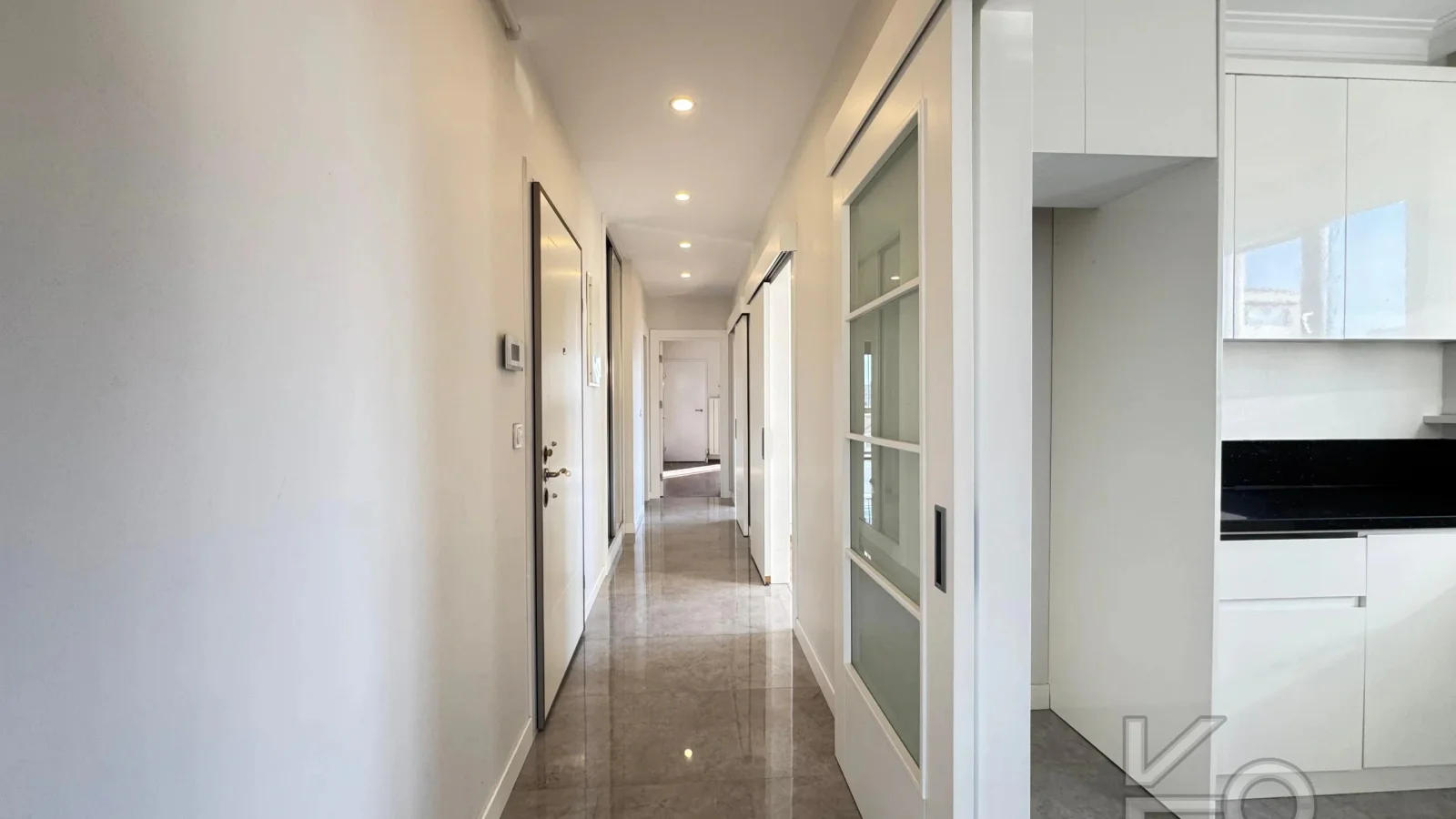 Laci̇vert Cadde Suadi̇ye'de Bağdat Caddesi̇'ne Ve Sahi̇le Yakin Net 100 M² 3+1