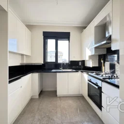 Laci̇vert Cadde Suadi̇ye'de Bağdat Caddesi̇'ne Ve Sahi̇le Yakin Net 100 M² 3+1