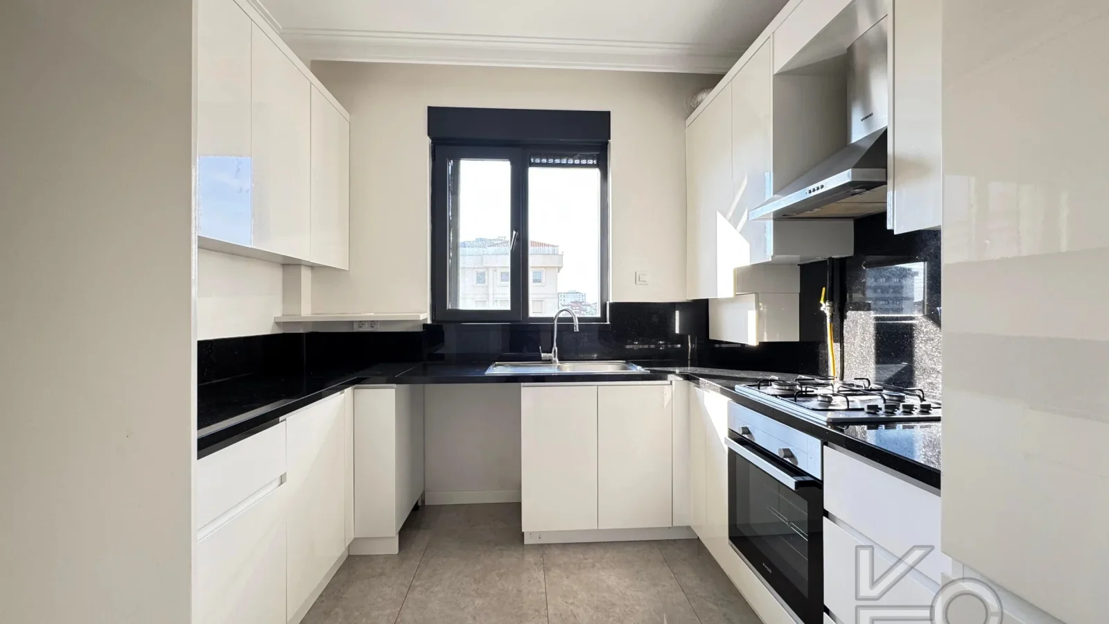 Laci̇vert Cadde Suadi̇ye'de Bağdat Caddesi̇'ne Ve Sahi̇le Yakin Net 100 M² 3+1