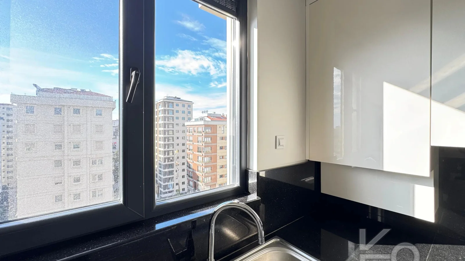 Laci̇vert Cadde Suadi̇ye'de Bağdat Caddesi̇'ne Ve Sahi̇le Yakin Net 100 M² 3+1