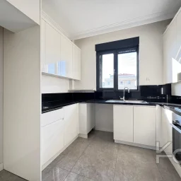 Laci̇vert Cadde Suadi̇ye'de Bağdat Caddesi̇'ne Ve Sahi̇le Yakin Net 100 M² 3+1